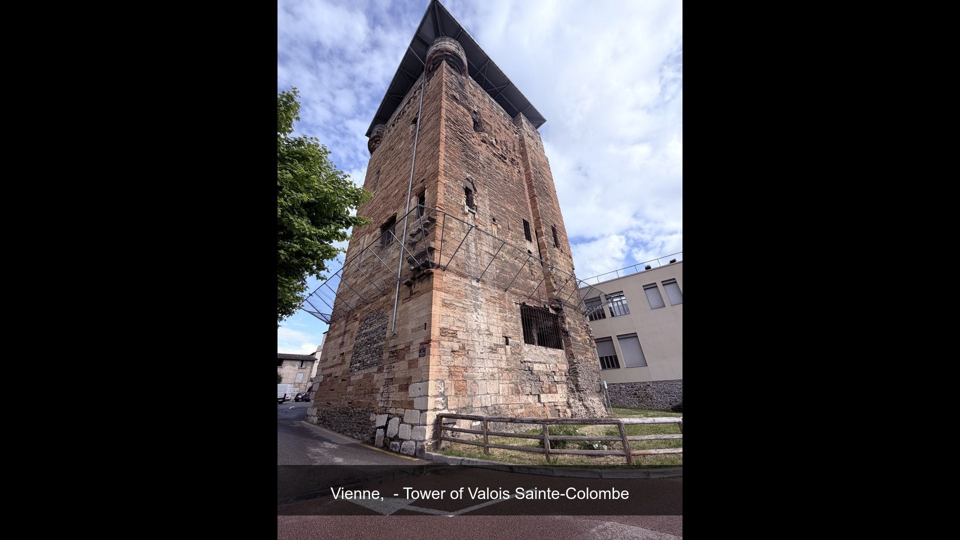 2026-05-16_IMG_4798_Tower_of_Valois.jpg